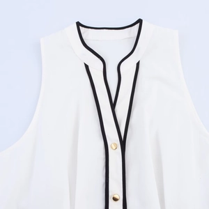 Elegante mouwloze witte midi-jurk met zwarte contrastbiezen en gouden knopen