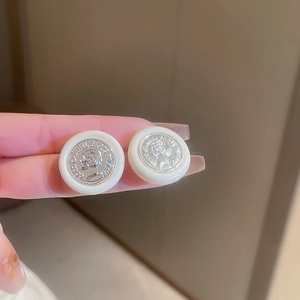 Détails de boucles d'oreilles vintage avec bordure crème et portrait en relief