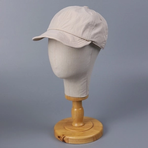 Detail der beigen Baseballkappe mit atmungsaktiver Twill-Struktur auf einem Mannequin