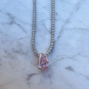 Tennis-Choker-Halskette mit birnenförmigem rosa Edelstein-Anhänger auf Silberkette