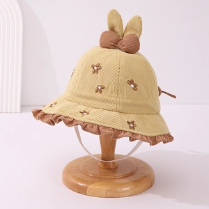 Dettaglio cappello neonata in velluto con orecchie di coniglio e ricami di fiori