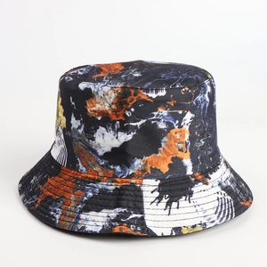 Detail eines beidseitigen Anglerhuts mit lebhaftem orange-weißem Batikk-Druckmuster