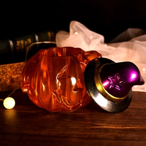 Détail d'un pot citrouille d'Halloween avec couvercle chapeau de sorcier sur bois sombre