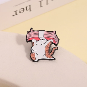 Cartoon enamel cat brooch with white and orange patterns for clothing and bag accessories