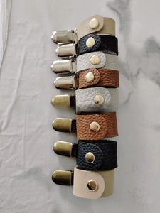 Detail von Leder-Hutclips in verschiedenen Farben mit Metallverschluss für die Reise