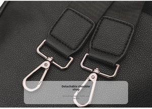 Details des abnehmbaren Schultergurts mit gunmetal Karabiner und Ledertextur