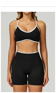 Details der nahtlosen Kontrasteinfassung an Sport-BH und High-Waist-Shorts-Set