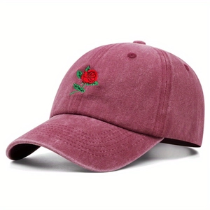Berretto da baseball in cotone lavato bordeaux con ricamo rosa e visiera curva