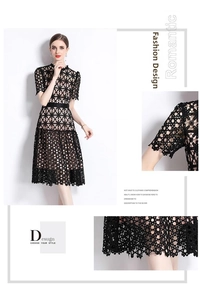 Gros plan détaillé montrant les motifs de broderie en dentelle noire d'une robe midi