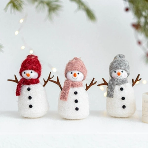 Trois bonshommes de neige en feutre de laine avec bonnets colorés pour décoration de Noël