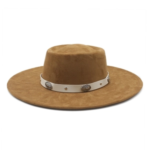 Détail du chapeau en feutre beige avec ruban en cuir blanc et clous métalliques