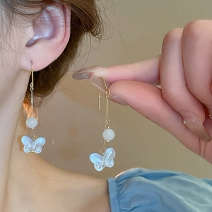 Boucles d'oreilles dorées avec breloques papillon en verre irisé et perles pour femmes