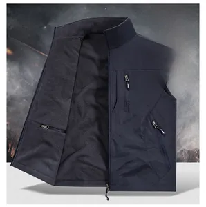 Makroaufnahme der dunkelblauen Outdoor-Weste für Herren mit dickem schwarzen Fleece-Futter