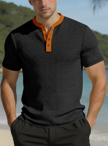 Détail d'un t-shirt henley gris en maille chevrons avec col orange sur la plage