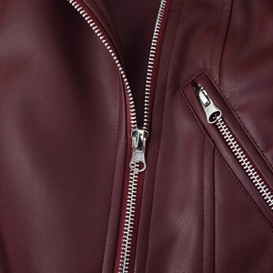 Nahaufnahme der weinroten Lederjacke im Bikerstil mit Silber-Reißverschluss und Textur