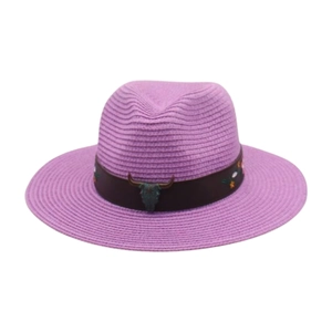 Chapeau de paille violet à large bord avec ceinture cuir et emblème de taureau