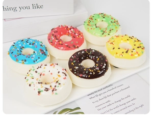 Ensemble de six beignets artificiels colorés sur assiette blanche pour décoration