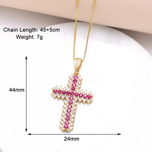 Détail du pendentif croix en zircons roses et blancs avec une chaîne dorée de 45cm