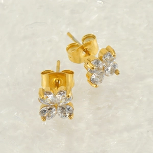 Boucles d'oreilles trèfle à quatre feuilles en or avec zircon sur fond de cristal de glace