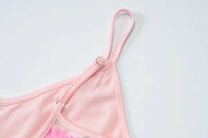 Dettaglio della fibbia in metallo regolabile e spallina rosa sul vestito estivo