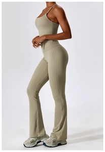 Vista lateral del conjunto de yoga verde gris con pantalón campana y sujetador deportivo