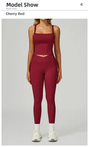 Vue avant d'un ensemble de yoga rouge cerise avec haut décolleté carré et legging à taille V