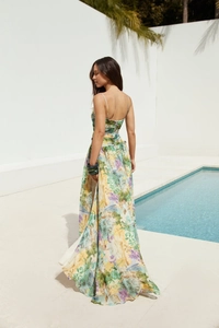 Detailansicht des Rückenreißverschlusses und Blumenmusters am Strand-Maxikleid