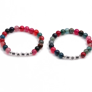 Bracelet minimaliste en agate de feu avec perles MAMA et MOM pour la fête des mères