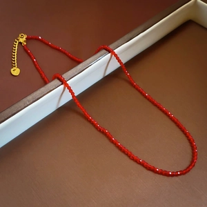 Collier ras du cou minimaliste en cristal rouge avec fermoir doré et pendentif cœur