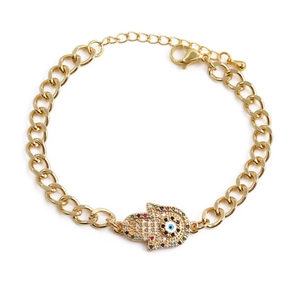 Bracelet main de Fatma doré avec zircons colorés et breloque œil sur fond blanc