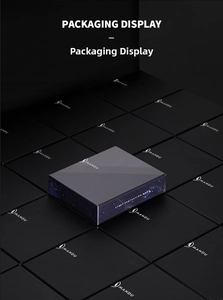 Dettaglio confezione regalo quadrata premium con motivi stellati blu e scatole con logo