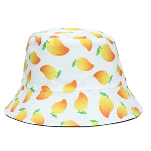 Detailnähte am weißen Anglerhut mit lebhaftem Allover-Mango-Fruchtmuster-Druck