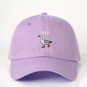 Hellviolette Baumwoll-Baseballkappe mit besticktem Silly-Enten-Design in der Frontansicht