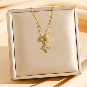 Collier trèfle à quatre feuilles en titane doré avec pendentif pavé de diamants