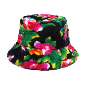Détail d'un chapeau bob en fausse fourrure avec des motifs floraux colorés et vifs