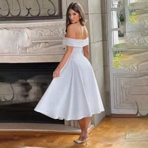 Robe midi blanche élégante à épaules dénudées avec jupe en A et tissu fluide
