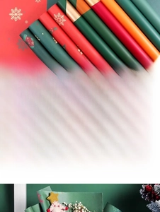 Gros plan sur du papier cadeau de Noël imperméable avec motifs de flocons et chaussettes