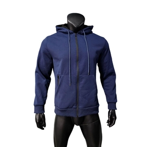 Détail du sweat à capuche en polaire bleu marine pour homme avec zip et bords-côtes