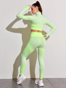 Details zu Daumenlöchern und nahtlosem Strickgewebe am neongrünen Yoga-Set für Damen