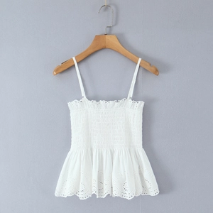 Détail du caraco en coton blanc avec buste élastiqué et dentelle brodée ajourée