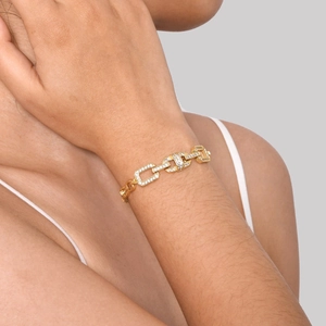 Elegantes vergoldetes Kettenarmband mit weizenähnlichen Gliedern und funkelnden Zirkonen