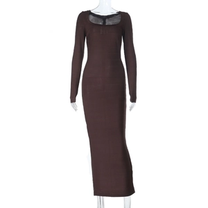 Détail d'une robe longue bandage marron à manches longues montrant le tissu et le col carré
