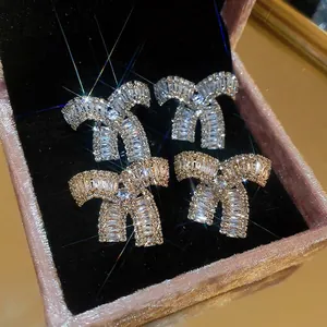 Orecchini a fiocco in stile francese con scintillanti zirconi in oro e argento fini