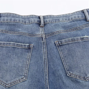 Détail des poches arrière et coutures de taille sur jean évasé bleu de qualité