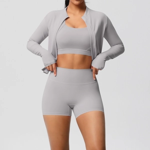 Vue détaillée de l'ensemble de yoga gris pour femme avec manches passe-pouce et short taille haute