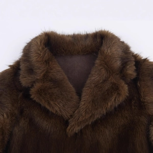 Manteau en fausse fourrure marron foncé avec col à revers et texture à poils longs