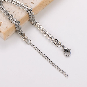 Glistening 5mm silver Boston chain bracelet with lobster clasp and extension on stone