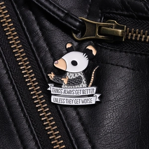 Detail einer lustigen Opossum-Emaille-Nadel an einer Lederjacke mit Spruch-Anstecker