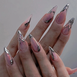 Faux ongles amande longs avec vagues 3D métal argenté et dégradé violet