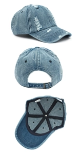 Vue détaillée d'une casquette en denim délavé avec texture usée et boucle métallique réglable